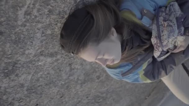 Дівчина Йде Вздовж Берега Річки Мріє — стокове відео
