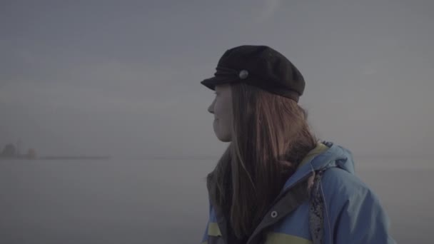 Fille Promenades Long Rivière Rêves — Video