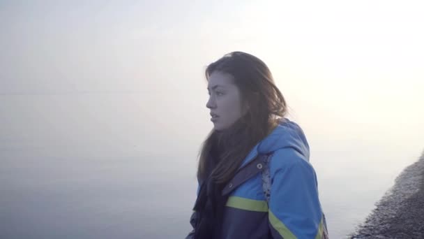 Kız Nehir Kıyısında Yürüyor Hayaller Kuruyor — Stok video