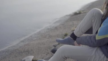 Kız nehir kıyısında yürüyor ve hayaller kuruyor