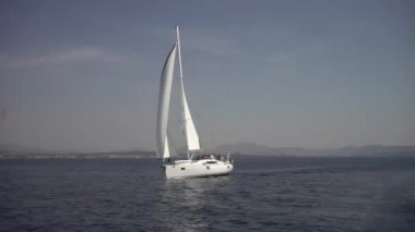 Akdeniz 'de iki yelkenli bir yat, limanda çağrılar, bir yatla seyahat, Hırvatistan ve İtalya adalarında yelken açmak.