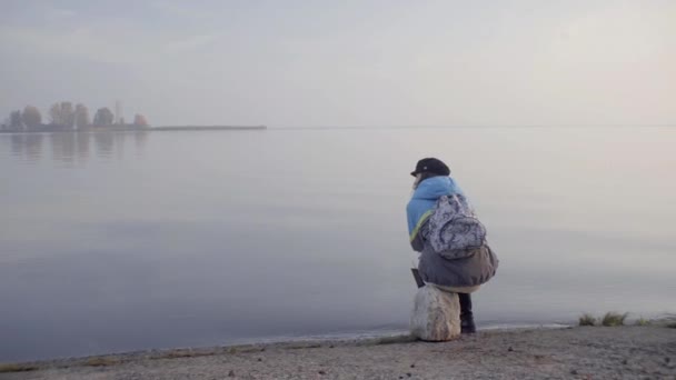Dziewczyna Idzie Wzdłuż Brzegu Rzeki Marzenia — Wideo stockowe
