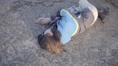 Kız nehir kıyısında yürüyor ve hayaller kuruyor