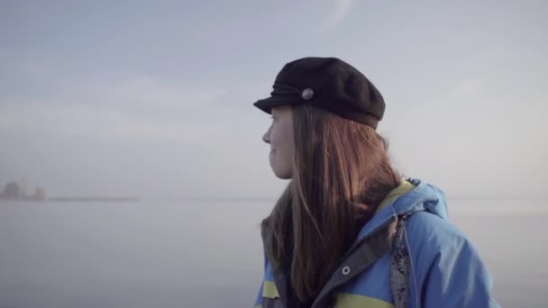 Chica Camina Largo Orilla Del Río Los Sueños — Vídeos de Stock