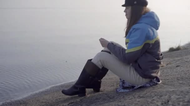 Fille Promenades Long Rivière Rêves — Video