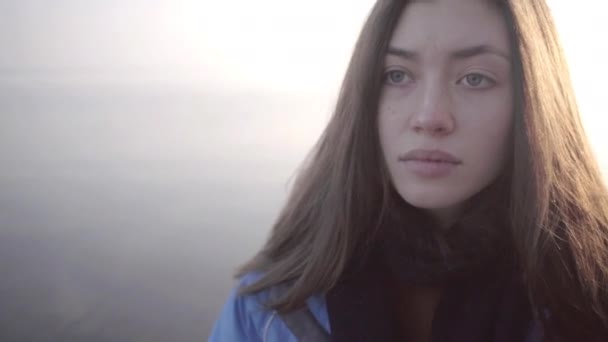 Kız Nehir Kıyısında Yürüyor Hayaller Kuruyor — Stok video
