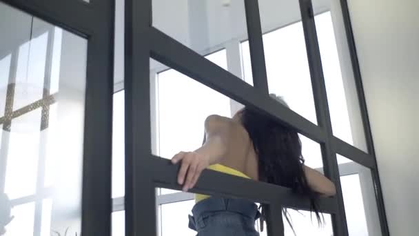 Sexy Chica Bailando Habitación Posando Para Cámara Linda Sonrisa — Vídeo de stock