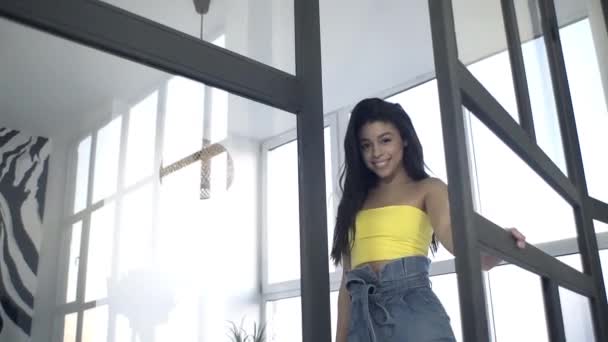 Sexy Chica Bailando Habitación Posando Para Cámara Linda Sonrisa — Vídeo de stock