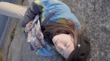 Kız nehir kıyısında yürüyor ve hayaller kuruyor