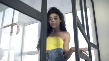 Odada dans eden seksi kız, kameraya poz veren, tatlı bir gülümseme..