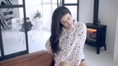 Odada dans eden seksi kız, kameraya poz veren, tatlı bir gülümseme..