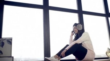 Pencerenin yanındaki seksi kız tatlı tatlı gülümsüyor, romantik, hayattan harika anlar hatırlıyor, kış havası..