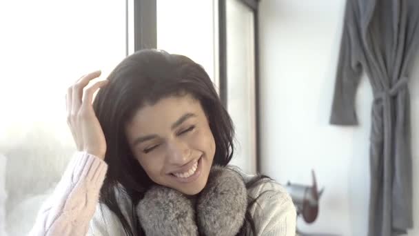 Pencerenin Yanındaki Seksi Kız Tatlı Tatlı Gülümsüyor Romantik Hayattan Harika — Stok video