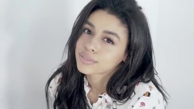 Odada dans eden seksi kız, kameraya poz veren, tatlı bir gülümseme..