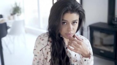 Odada dans eden seksi kız, kameraya poz veren, tatlı bir gülümseme..