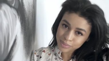 Odada dans eden seksi kız, kameraya poz veren, tatlı bir gülümseme..