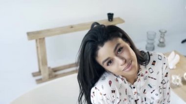 Odada dans eden seksi kız, kameraya poz veren, tatlı bir gülümseme..