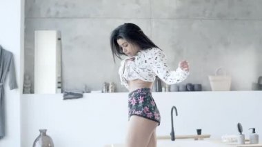 Odada dans eden seksi kız, kameraya poz veren, tatlı bir gülümseme..