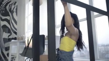 Odada dans eden seksi kız, kameraya poz veren, tatlı bir gülümseme..