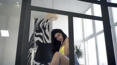 Odada dans eden seksi kız, kameraya poz veren, tatlı bir gülümseme..