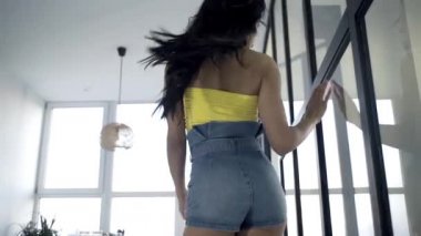 Odada dans eden seksi kız, kameraya poz veren, tatlı bir gülümseme..