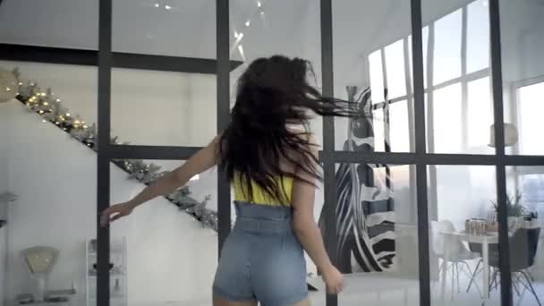 Sexig Tjej Dansar Rummet Poserar För Kameran Söt Leende — Stockvideo