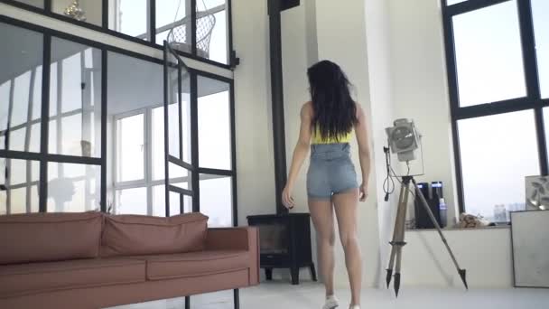 Sexy Chica Bailando Habitación Posando Para Cámara Linda Sonrisa — Vídeos de Stock