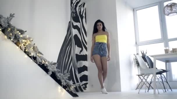 Sexy Mädchen Tanzen Raum Posieren Für Die Kamera Niedlich Lächelnd — Stockvideo