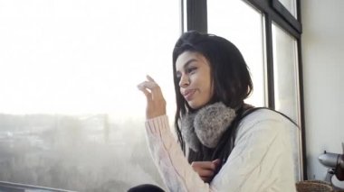 Pencerenin yanındaki seksi kız tatlı tatlı gülümsüyor, romantik, hayattan harika anlar hatırlıyor, kış havası..