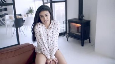 Odada dans eden seksi kız, kameraya poz veren, tatlı bir gülümseme..