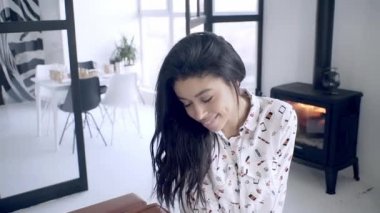 Odada dans eden seksi kız, kameraya poz veren, tatlı bir gülümseme..