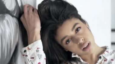 Odada dans eden seksi kız, kameraya poz veren, tatlı bir gülümseme..