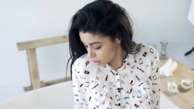 Odada dans eden seksi kız, kameraya poz veren, tatlı bir gülümseme..