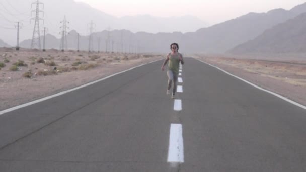 Tipo Corre Estrada Deserto — Vídeo de Stock