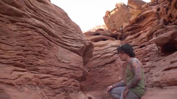 Man Zittend Een Canyon Poserend Voor Camera Grand Canyon Woestijn — Stockvideo