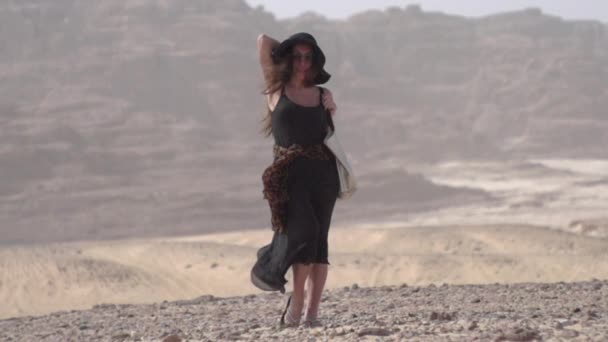 Girl Walks Desert Travels Heat Sahara — Stock Video