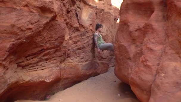 Kerl Sitzt Einer Schlucht Posiert Für Die Kamera Grand Canyon — Stockvideo