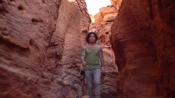 Chlápek Vejde Kaňonu Pózuje Před Kamerou Grand Canyon Poušť — Stock video