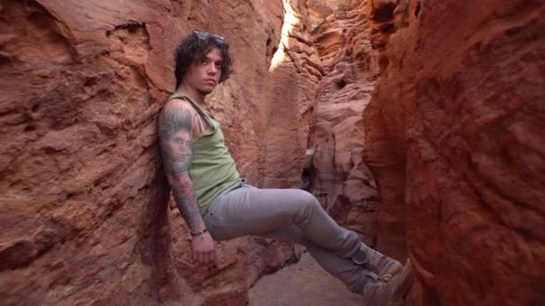Kerl Sitzt Einer Schlucht Posiert Für Die Kamera Grand Canyon — Stockvideo