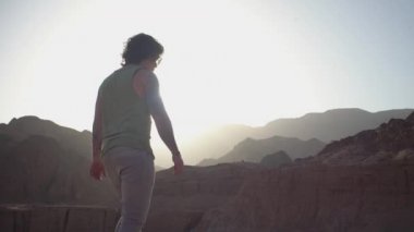 Adam çölden geçiyor, geziyor, ısınıyor, Sahara 'ya gidiyor.