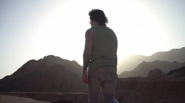 Adam çölden geçiyor, geziyor, ısınıyor, Sahara 'ya gidiyor.