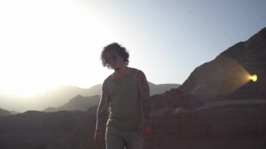 Adam çölden geçiyor, geziyor, ısınıyor, Sahara 'ya gidiyor.