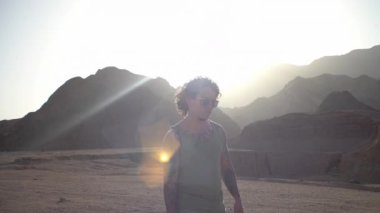 Adam çölden geçiyor, geziyor, ısınıyor, Sahara 'ya gidiyor.