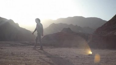 Adam çölden geçiyor, geziyor, ısınıyor, Sahara 'ya gidiyor.