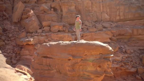 Tipo Bailando Cañón Moviéndose Con Estilo Viajes Calor Sahara — Vídeos de Stock