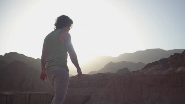 Cara Passa Pelo Deserto Viaja Aquece Saara — Vídeo de Stock