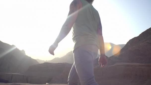 男は砂漠を通り 旅をし 暑さを感じ サハラ — ストック動画