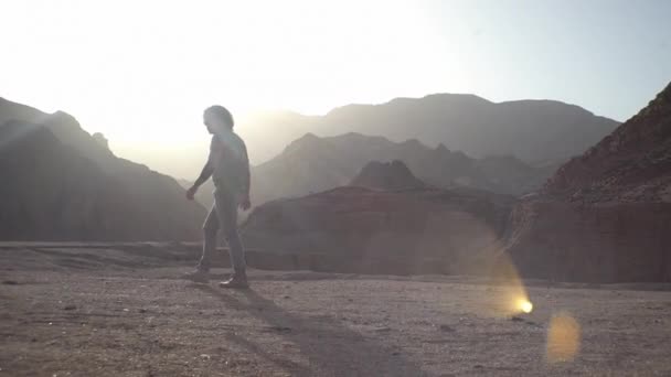 Tipo Atraviesa Desierto Viaja Calienta Sahara — Vídeo de stock