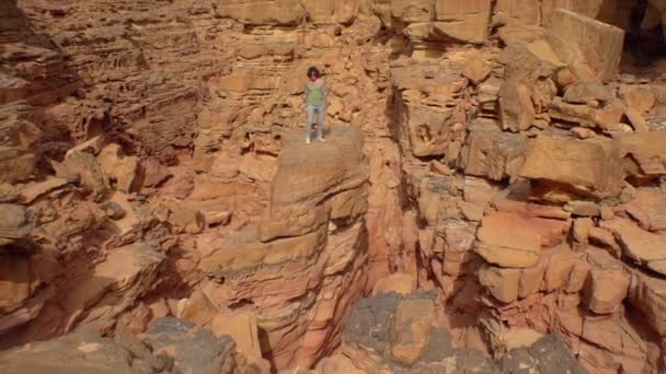 Egy Srác Táncol Kanyonban Stílusosan Mozog Utazik Hőség Szahara — Stock videók