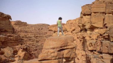 Kanyonda dans eden bir adam, şık bir şekilde hareket ediyor, seyahatler, sıcaklık, Sahara